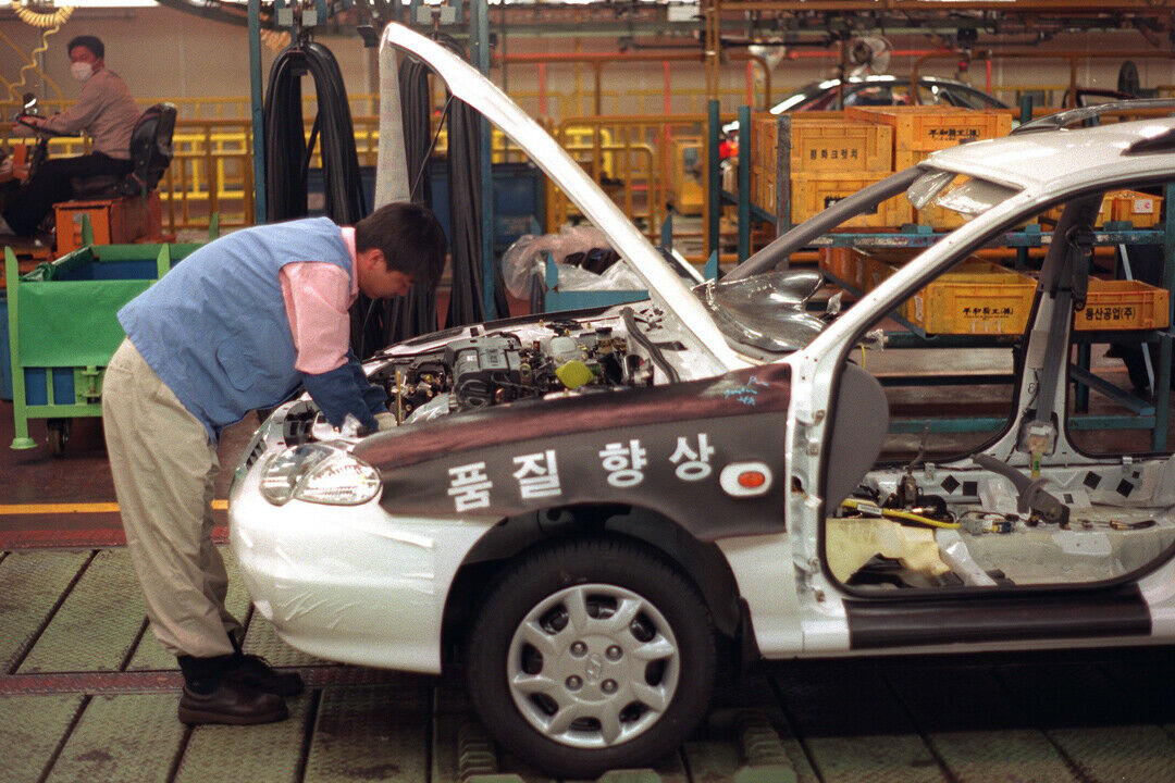 Ein Hyundai-Mitarbeiter bei der Kontrolle eines Fahrzeugs im Werk in Ulsan