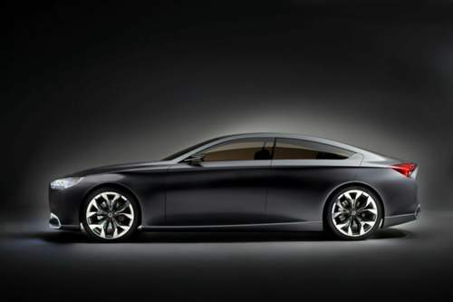Von der Seite sind die kurzen Überhänge des Hyundai zu erkennen.