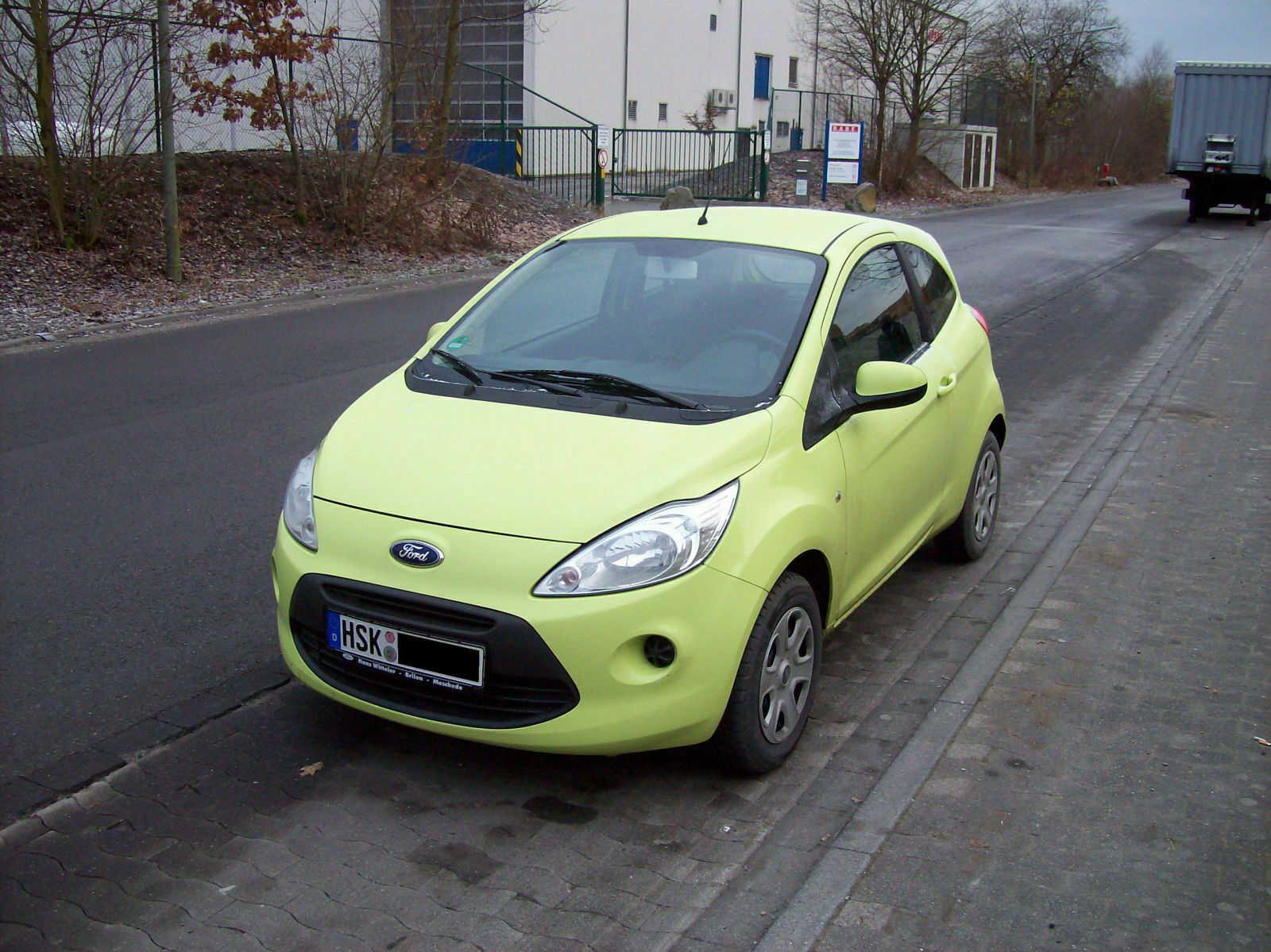 HyundaiGetz fährt Ford Ka.
