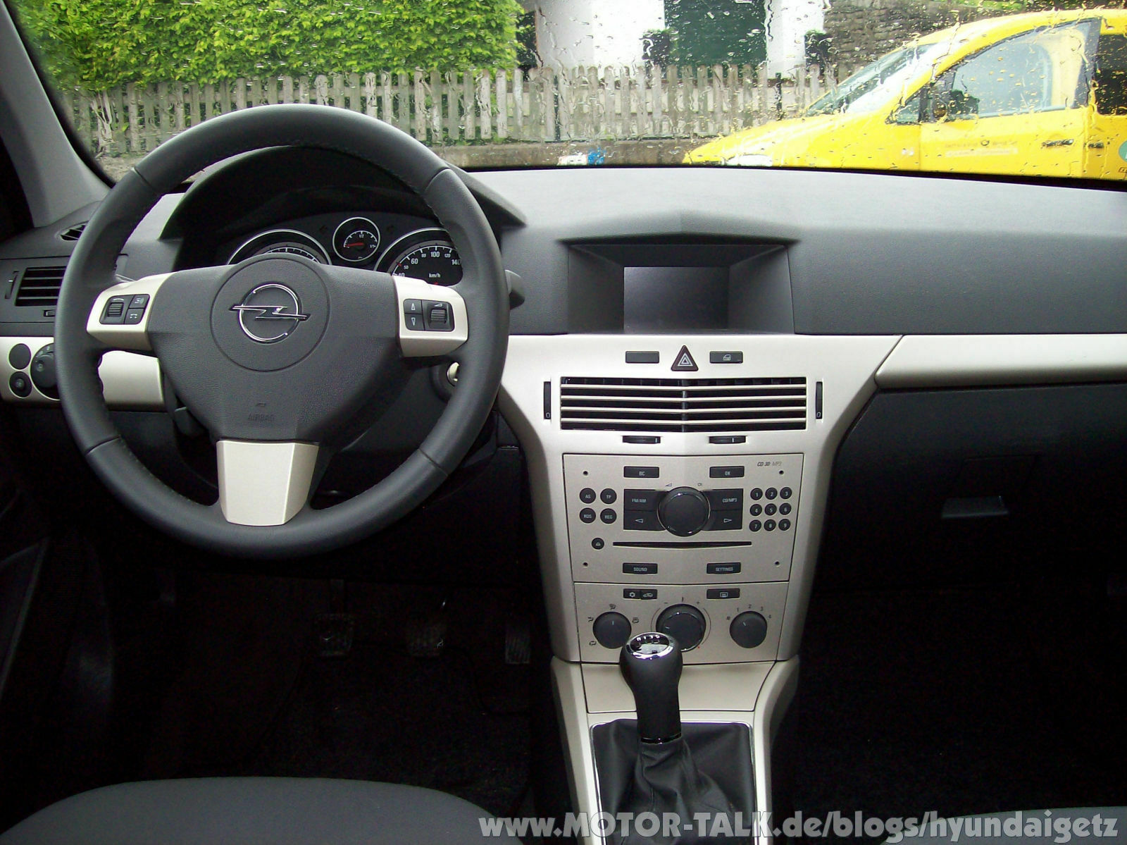 HyundaiGetz fährt Opel Astra Caravan.