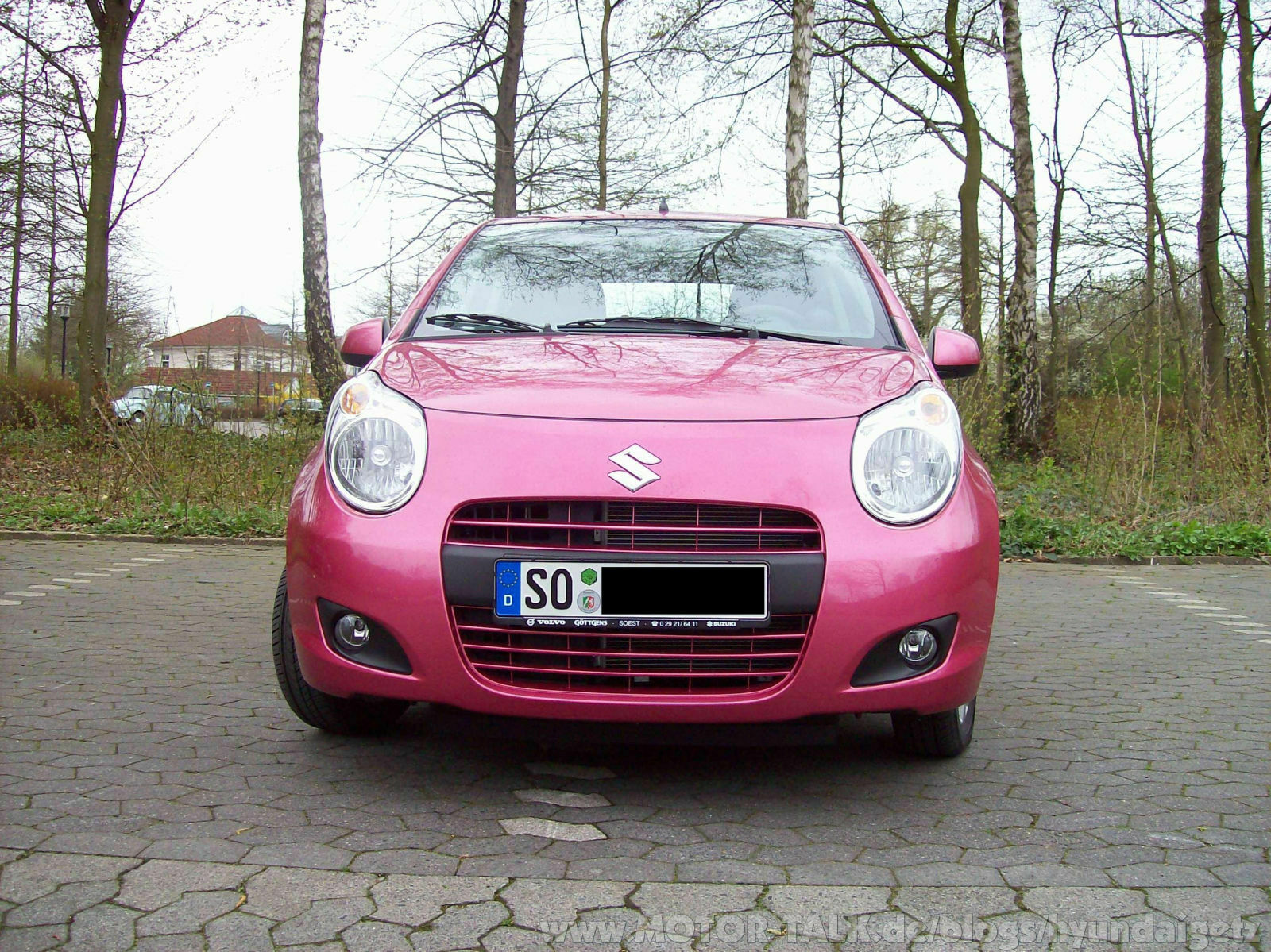HyundaiGetz fährt Suzuki Alto.
