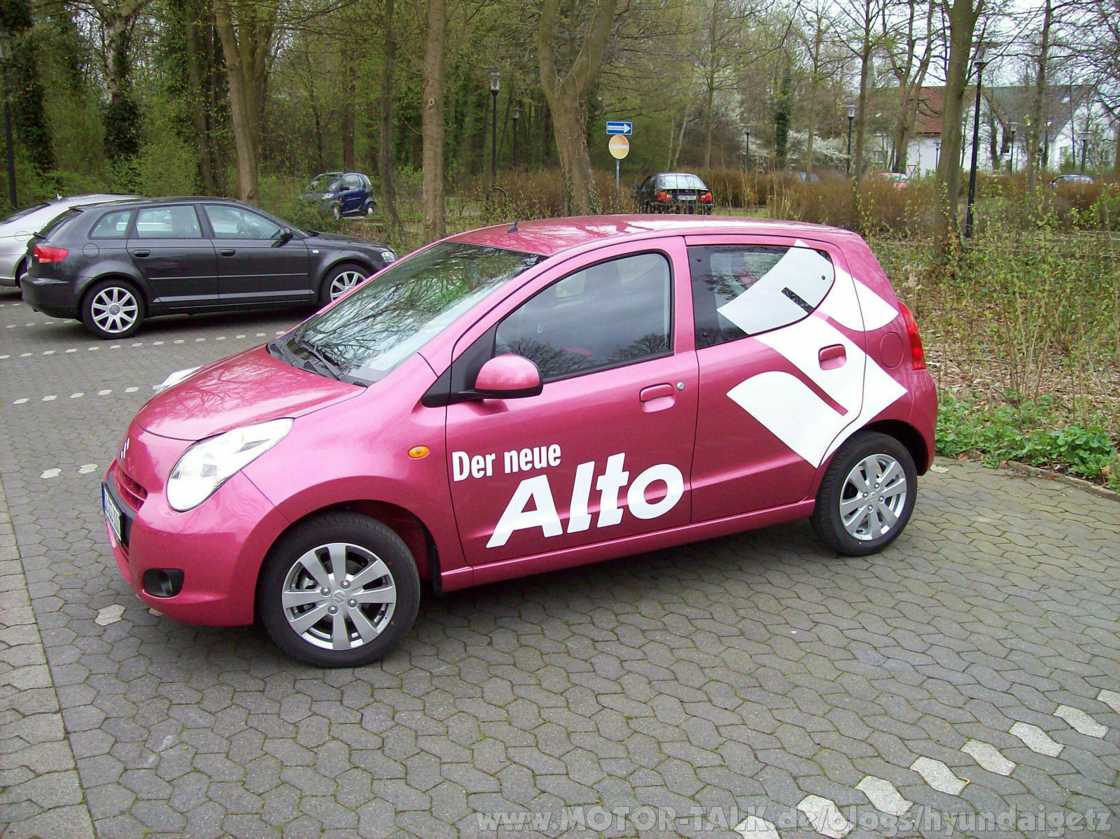 HyundaiGetz fährt Suzuki Alto.