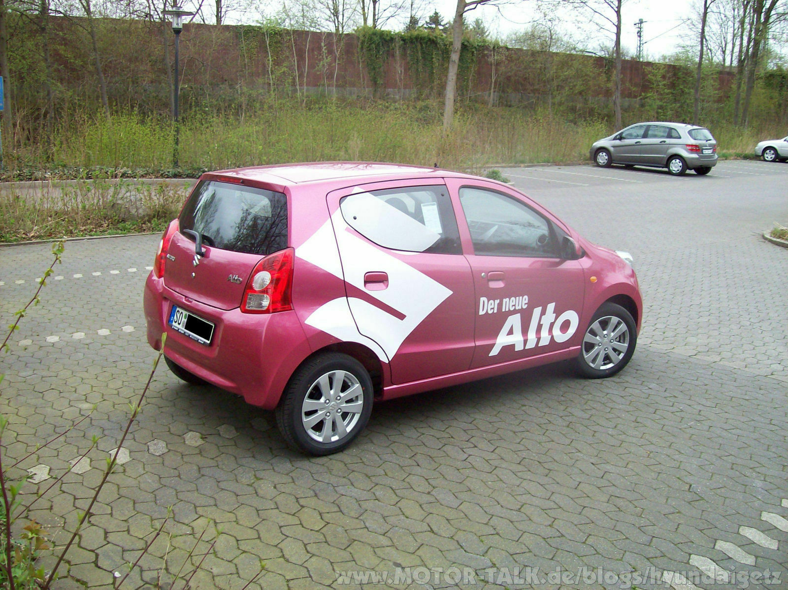 HyundaiGetz fährt Suzuki Alto.