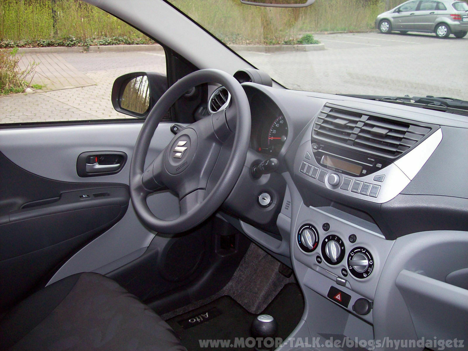 HyundaiGetz fährt Suzuki Alto.