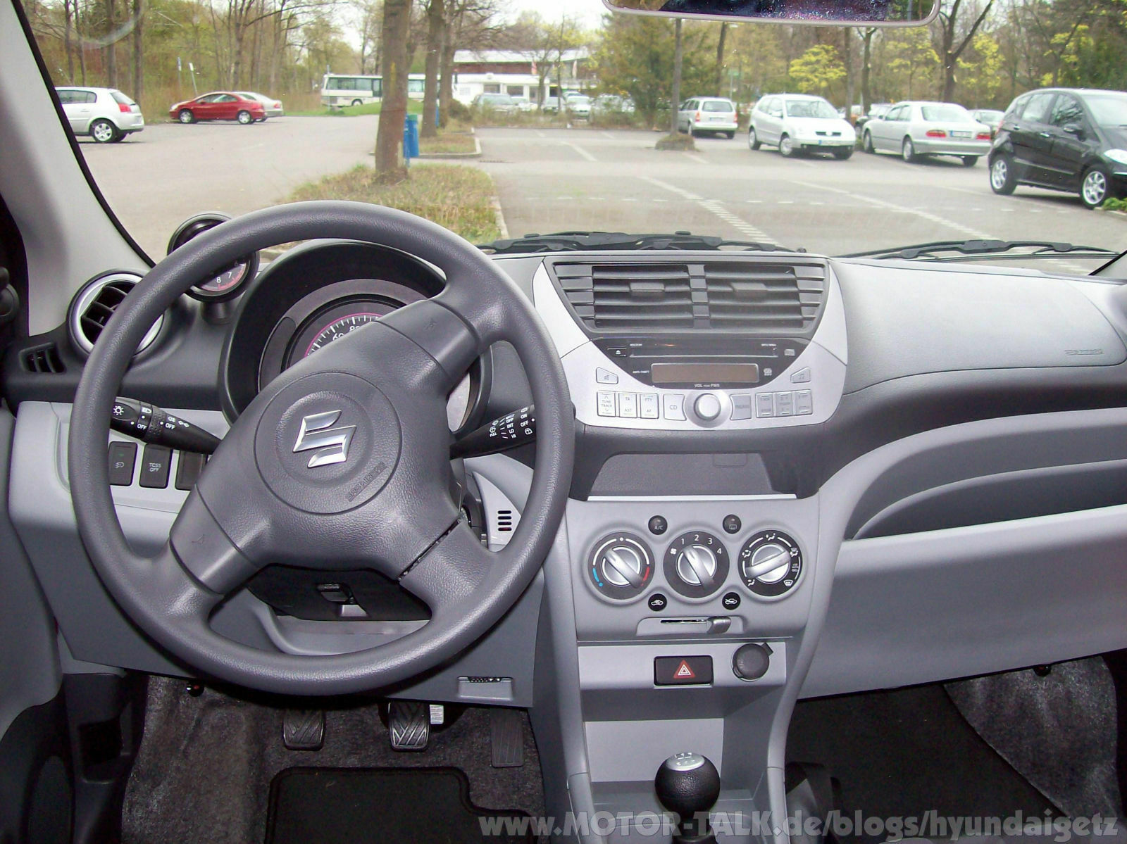 HyundaiGetz fährt Suzuki Alto.