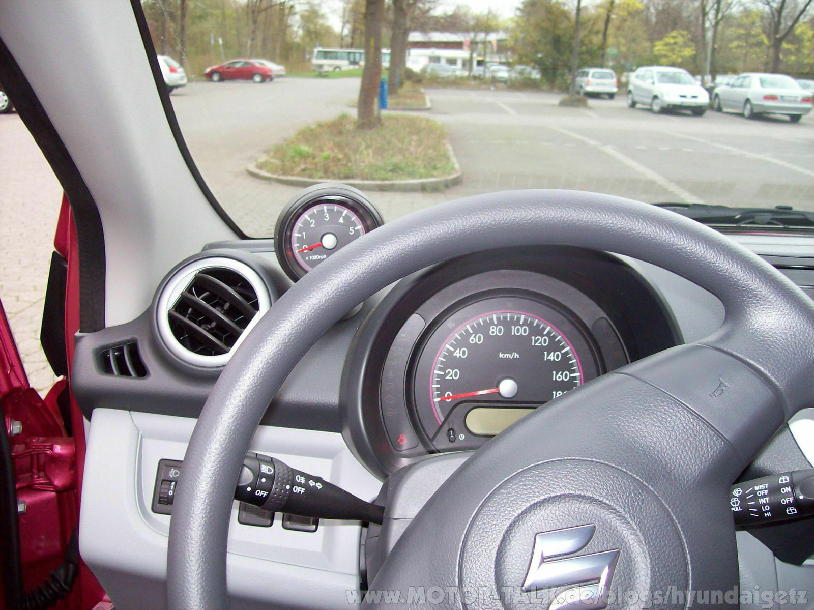 HyundaiGetz fährt Suzuki Alto.