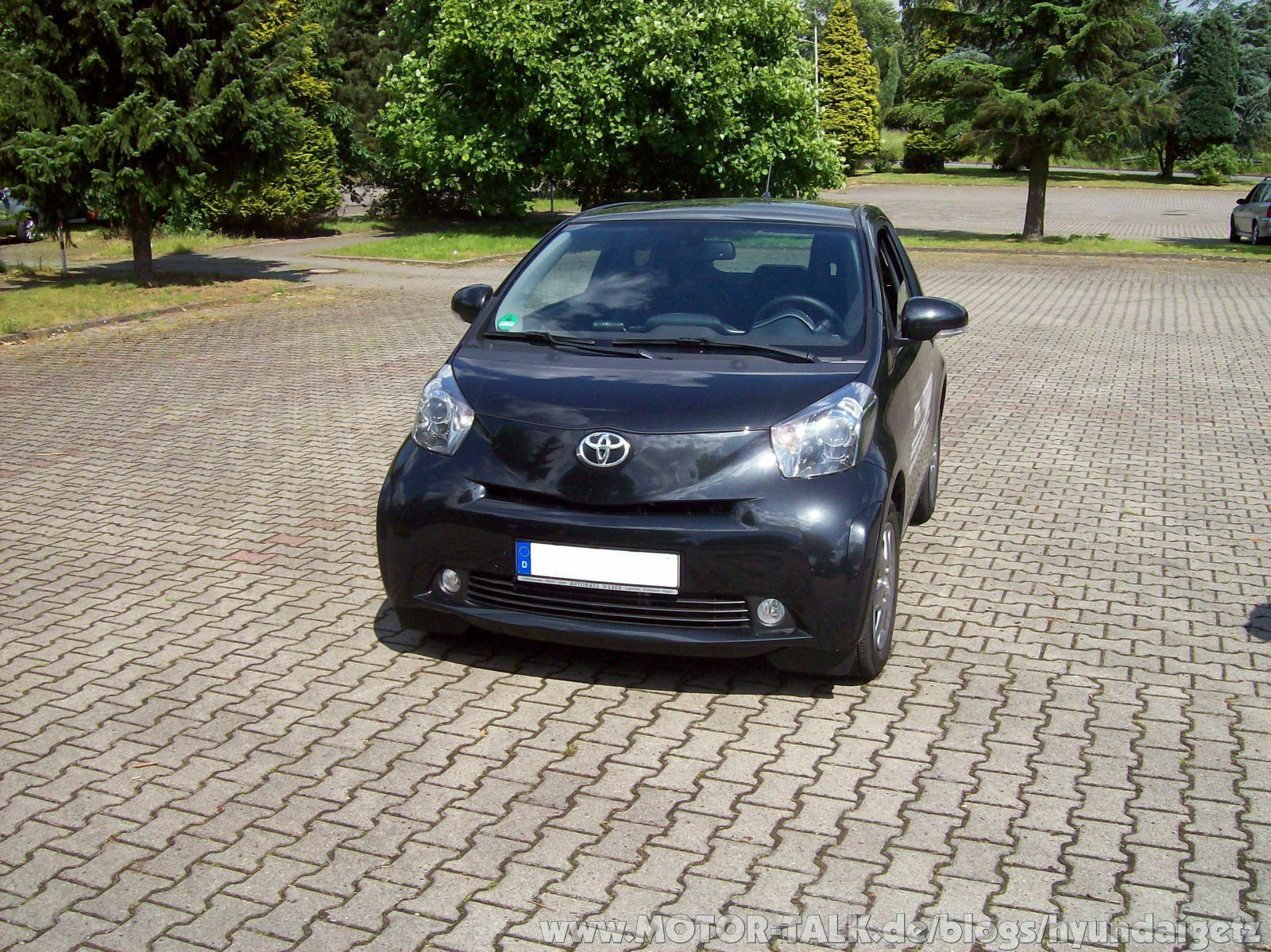 HyundaiGetz fährt Toyota iQ.