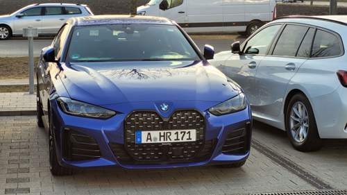 Zwar kein i4 aber mal ein G26 in Portimaoblau nicht frozen. So habe ich den i4 bestellt. Mit Alu satiniert Umrandung.jpg