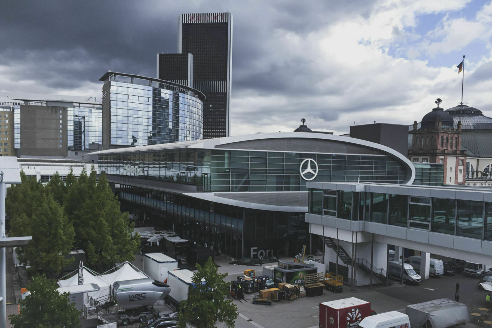 Mercedes baut zwei Monate die traditionsreiche Festhalle zu einer spektakulären Autoaustellung um