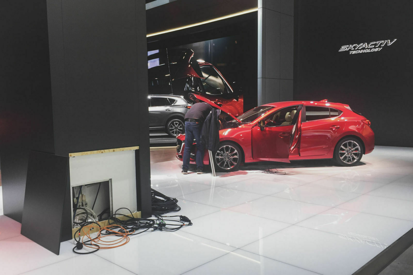 Auch als am Montag, 11.September 2017 die ersten Besucher auf die Messe kommen, werden wie hier bei Mazda noch letzte Kabel versteckt