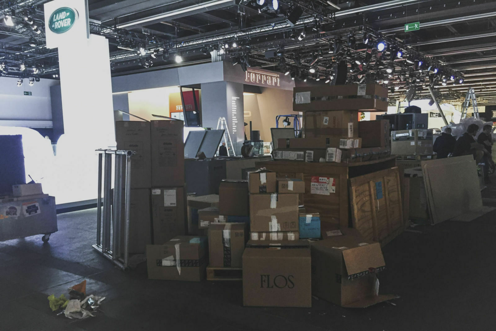 Kisten für Material steht auf dem rohen Hallenboden, der nur Stunden später mit Teppich überrollt wird