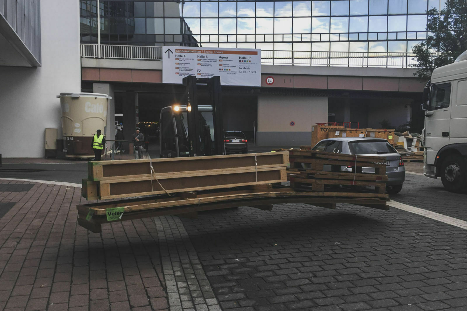 Vor den Pressetage fahren bei der IAA Gabelstapler statt Shuttles