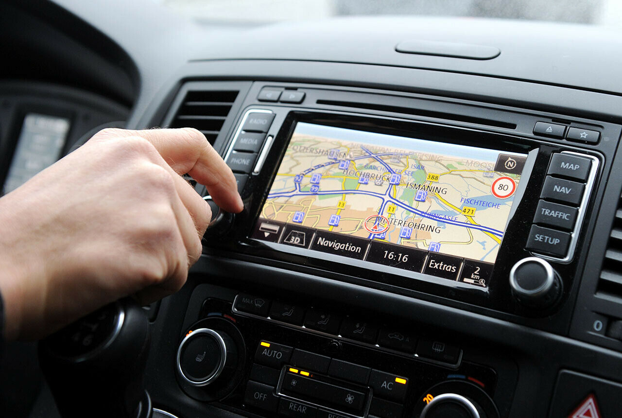 Damit Autofahrer dem Navi nicht blind folgen, regt ein SPD-Abgeordneter Kartenlesen im Schulunterricht an