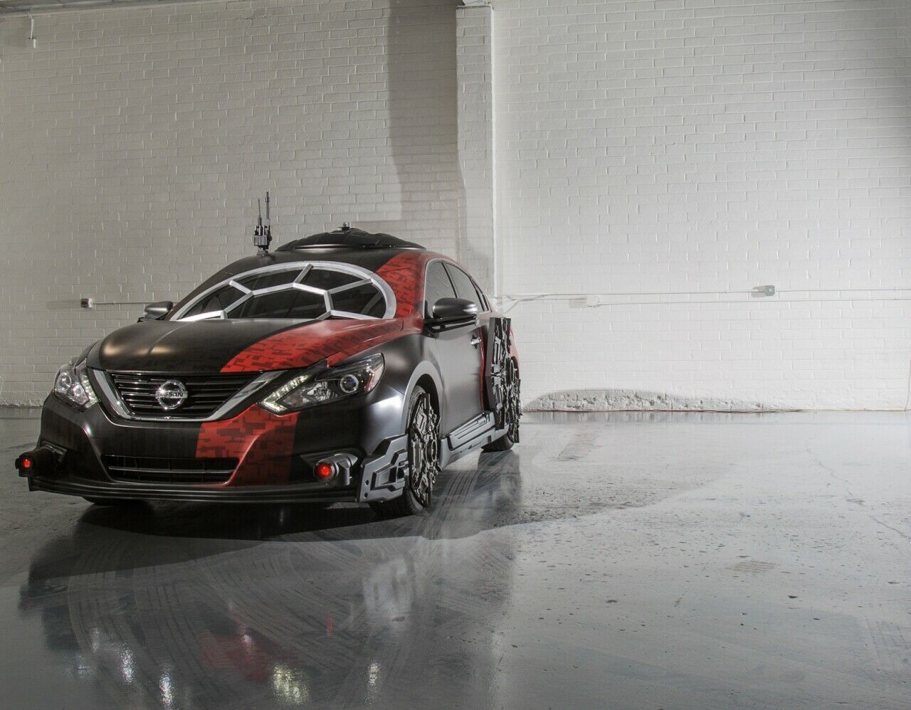 Nissan Altima "Special Forces TIE Fighter": Ob die Limousine es an Wendigkeit mit dem Weltraumvorbild aufnehmen kann?