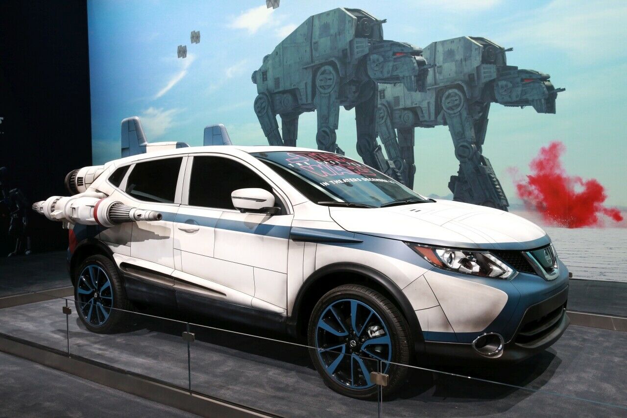 Nissan Rogue "A-Wing" vor Kampfläufern - die im neuen Film wieder herumlaufen werden