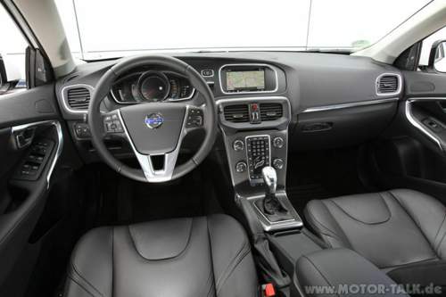 Volvo-v40-d4-summum-cockpit-lenkrad-19-fotoshowimagenew-a32c10a5-624066
