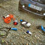 Diese Kabel braucht man (von links nach rechts): Chargeamps Typ1 auf Schuko, regelbar 8/10/16A. Phasenteiler CEE rot auf 3x Schuko, Typ1 auf Typ2 LAdekabel, 15m-Verlängerung (wenn ein Stinker mal wieder den Platz vor der Säule blockiert), CCE blau Adapter