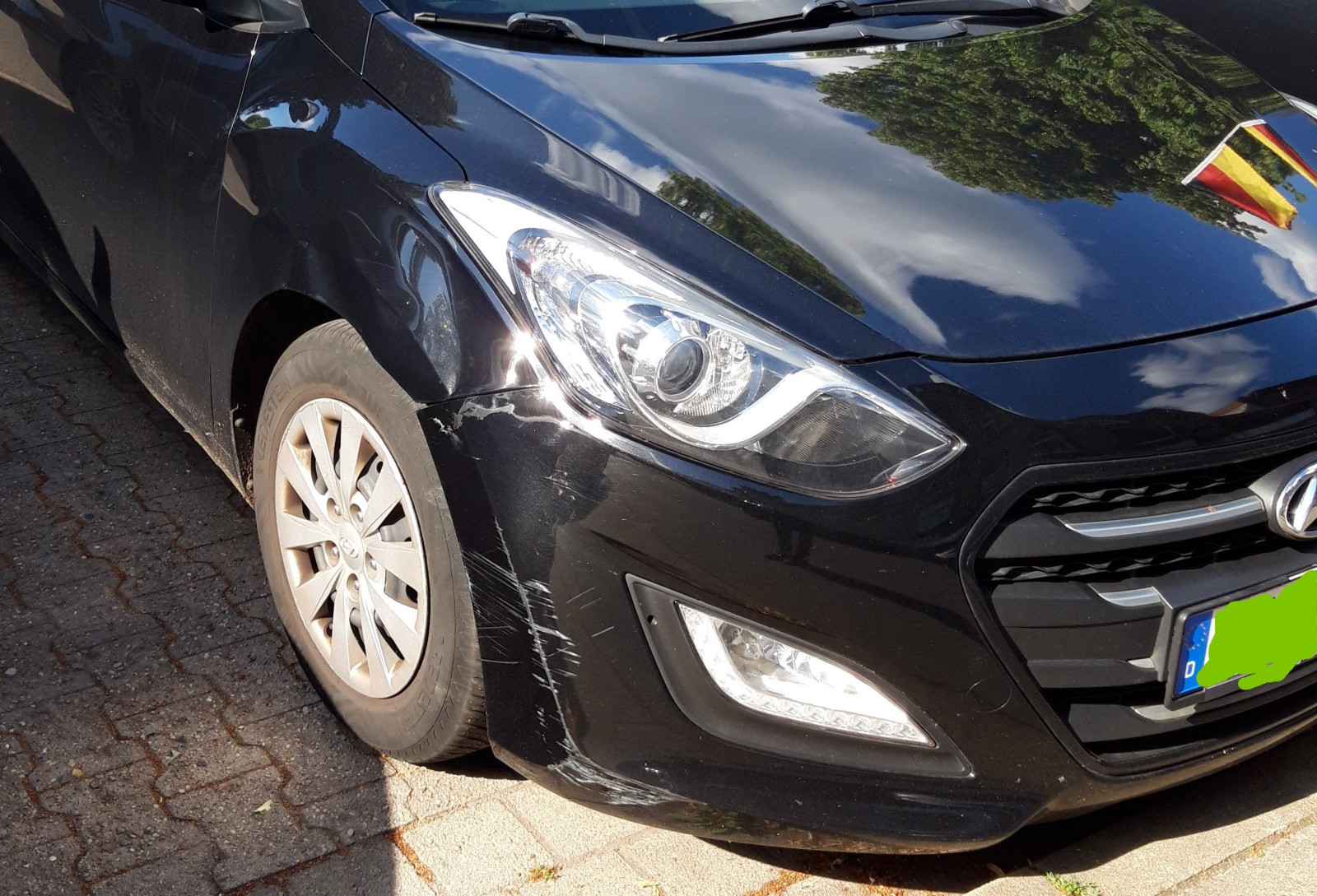 Ich suche eine Automarke anhand von Bildern (vermutlich SUV ähnlich Porsche Cayenne) UNFALL