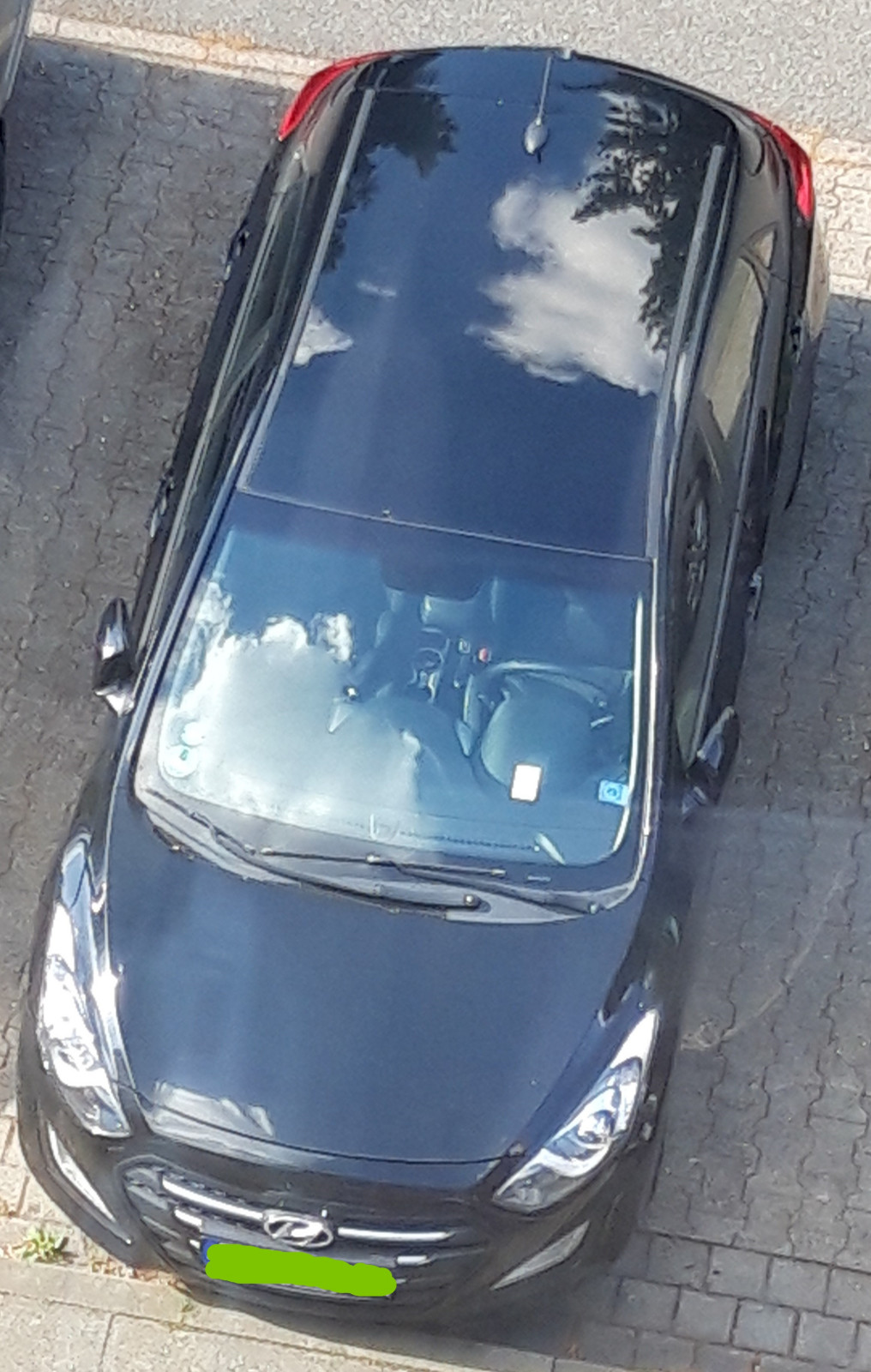 Ich suche eine Automarke anhand von Bildern (vermutlich SUV ähnlich Porsche Cayenne) UNFALL