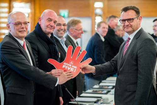 Hartmut Meine (l.) und Martin Rosik (r.) mit VW-Betriebsratschef Bernd Osterloh, als sie sich zum Auftakt der Tarifrunde noch grün waren
