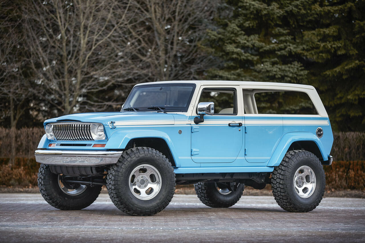Die Jeep-Showcars für die Wüsten-Safari in Utah: Dieses babyblaue Retromobil heißt "Chief" und soll an den 70er Cherokee erinnern, basiert aber auf einem Wrangler