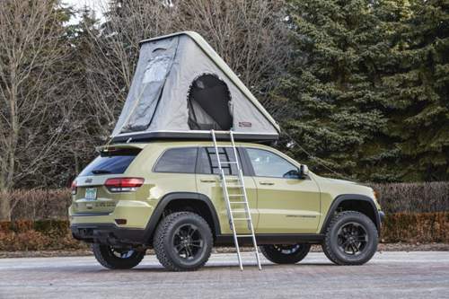 Bei den Fahrzeughöhen großer SUV macht eine Leiter an der Fassade durchaus Sinn