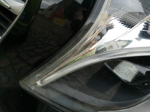 Risse und Spinne im Scheinwerfer