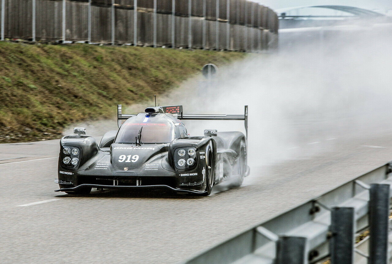 Pro Runde darf der Porsche 919 in le Mans 4,67 Liter Benzin verbrauchen, der Tankinhalt beträgt 68,5 Liter