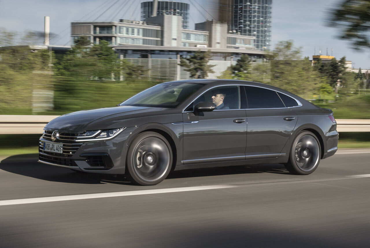 VW verkauft den Arteon in einer Basisversion, als R-Line (Bild) und Elegance