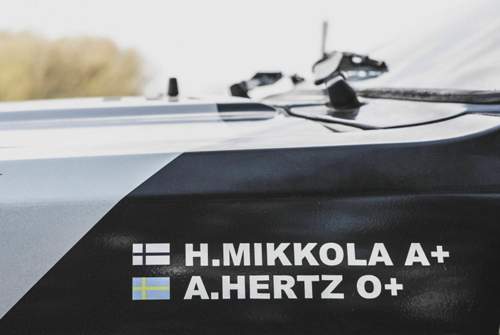 Hannu Mikkola aus Finnland gewann 1983 zum ersten Mal mit einem allradgetriebenen Fahrzeug, dem Audi Quattro, die Rallye-Weltmeisterschaft. An seiner Seite saß Beifahrer Arne Herz