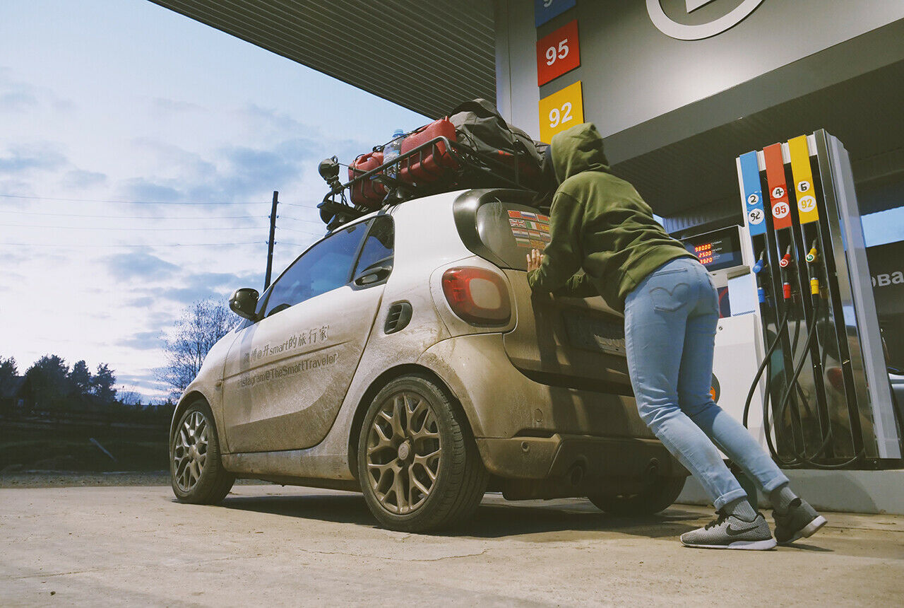 Drei- bis viermal muss an langen Fahrtagen getankt werden. Der Tank des kleinen Smart fasst nur 28 Liter