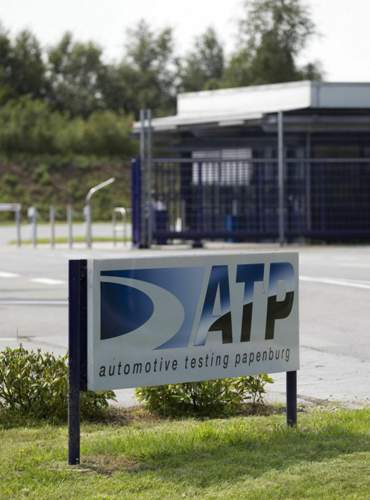 Ein Schild an der Einfahrt zur Daimler-Teststrecke ATP (automotive testing papenburg).