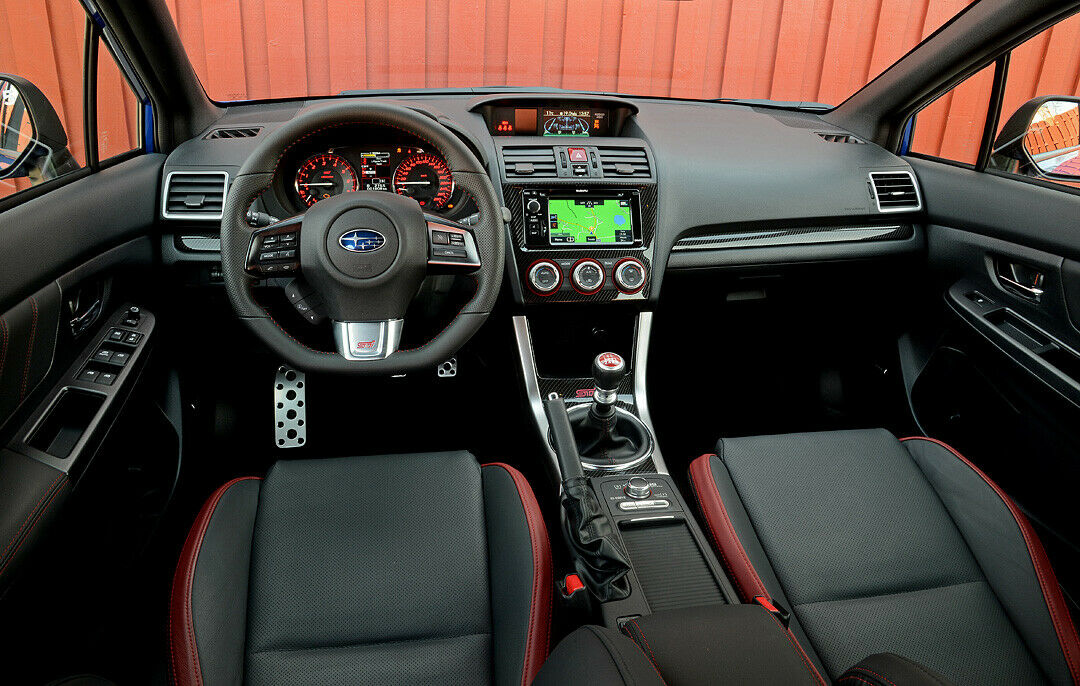 Der Innenraum des Subaru WRX STI