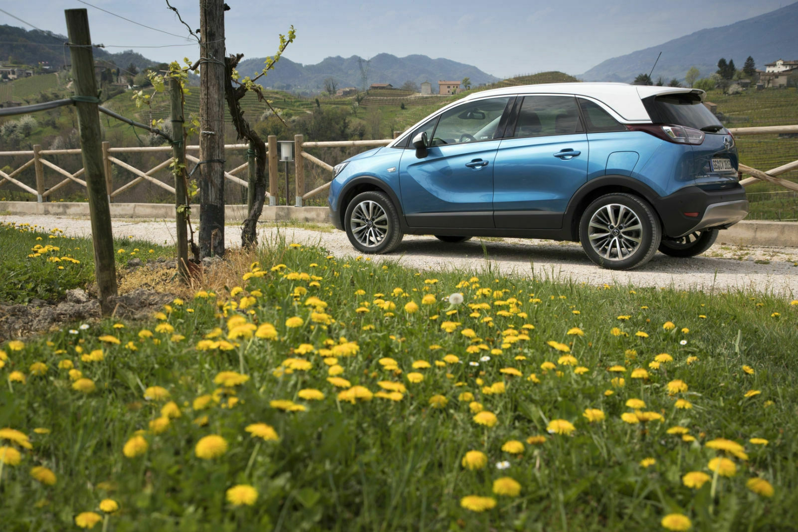Opel produziert den Crossland X im spanischen Werk Saragossa, wo auch der aktuelle und (auf der Crossland-Plattform) der nächste Corsa gefertigt werden