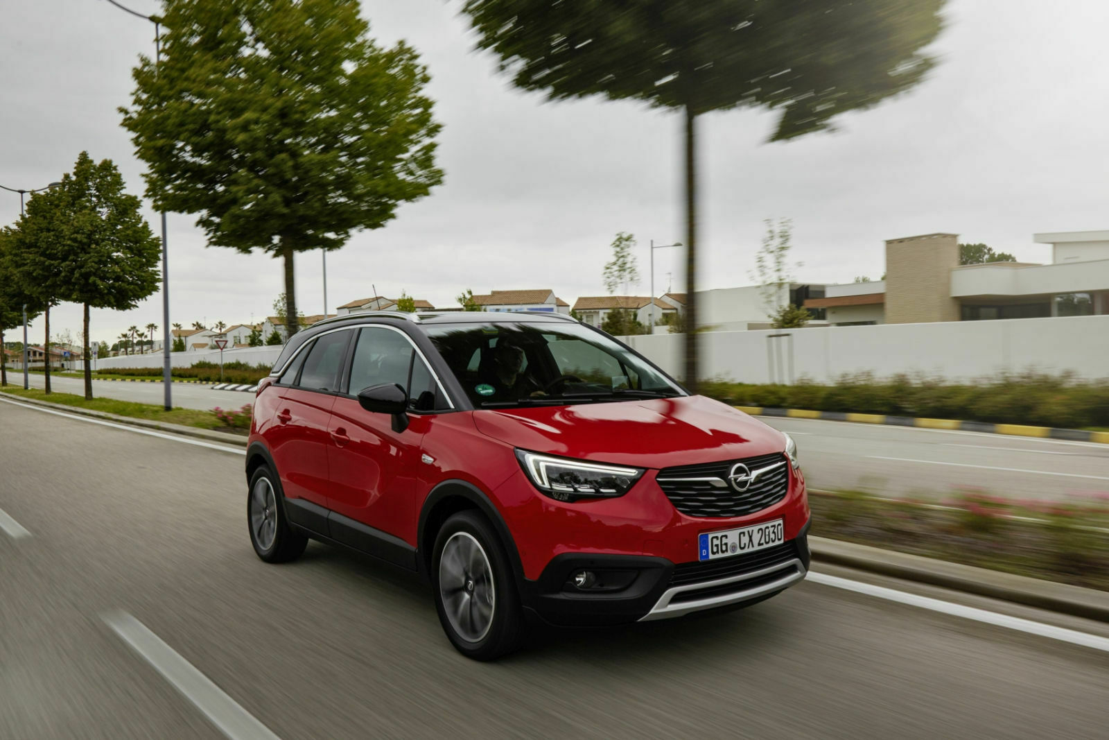 SUV statt Van? Das ist beim Crossland im Grunde nur ein Designkniff. Ein Allradantrieb ist nicht lieferbar, dafür bietet das Auto zum Beispiel eine verschiebbare, dreiteilige Rückbank