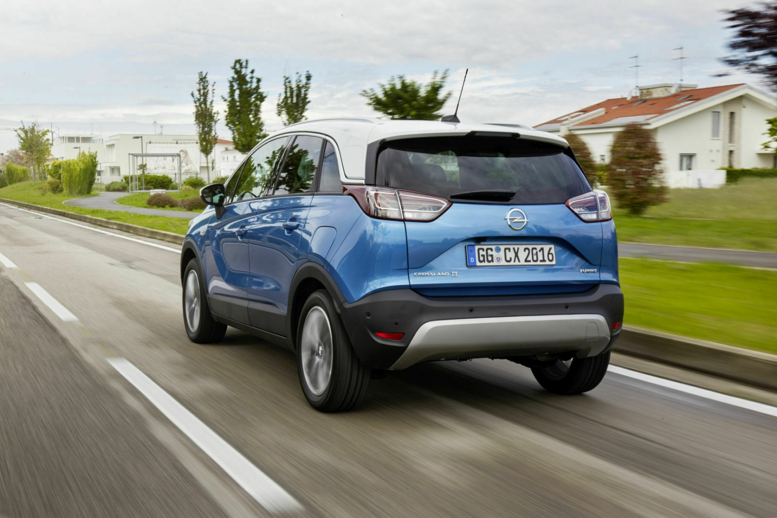 Hoch und schmal: Den hohen Schwerpunkt der Van-SUV-Kreuzung kann das Fahrwerk nicht ganz verstecken