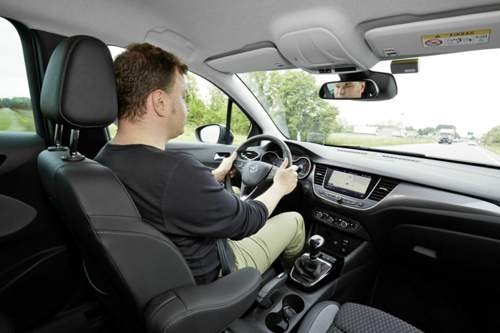 MOTOR-TALK-Redakteur Björn Tolksdorf am Steuer des neuen Opel Crossland X: In der Stadt fährt das Auto wendig, auf der Autobahn kommt eine gewisse Windanfälligkeit zum Tragen