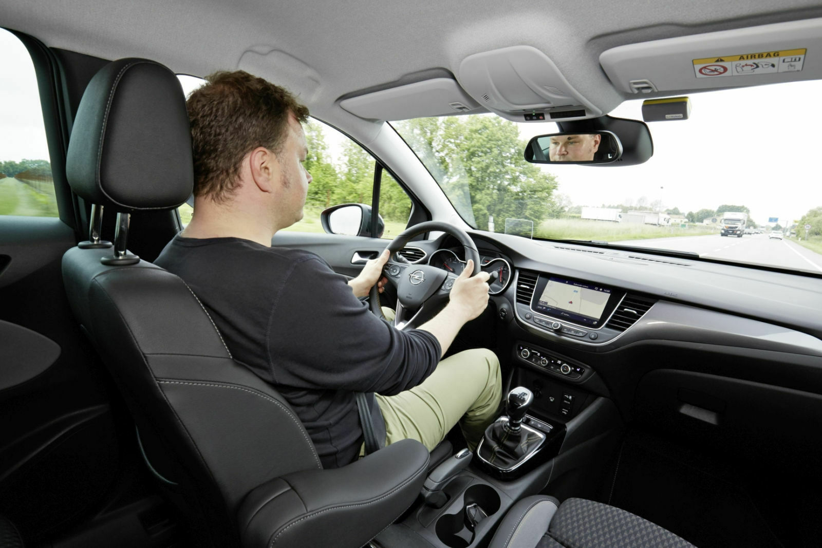 MOTOR-TALK-Redakteur Björn Tolksdorf am Steuer des neuen Opel Crossland X: In der Stadt fährt das Auto wendig, auf der Autobahn kommt eine gewisse Windanfälligkeit zum Tragen