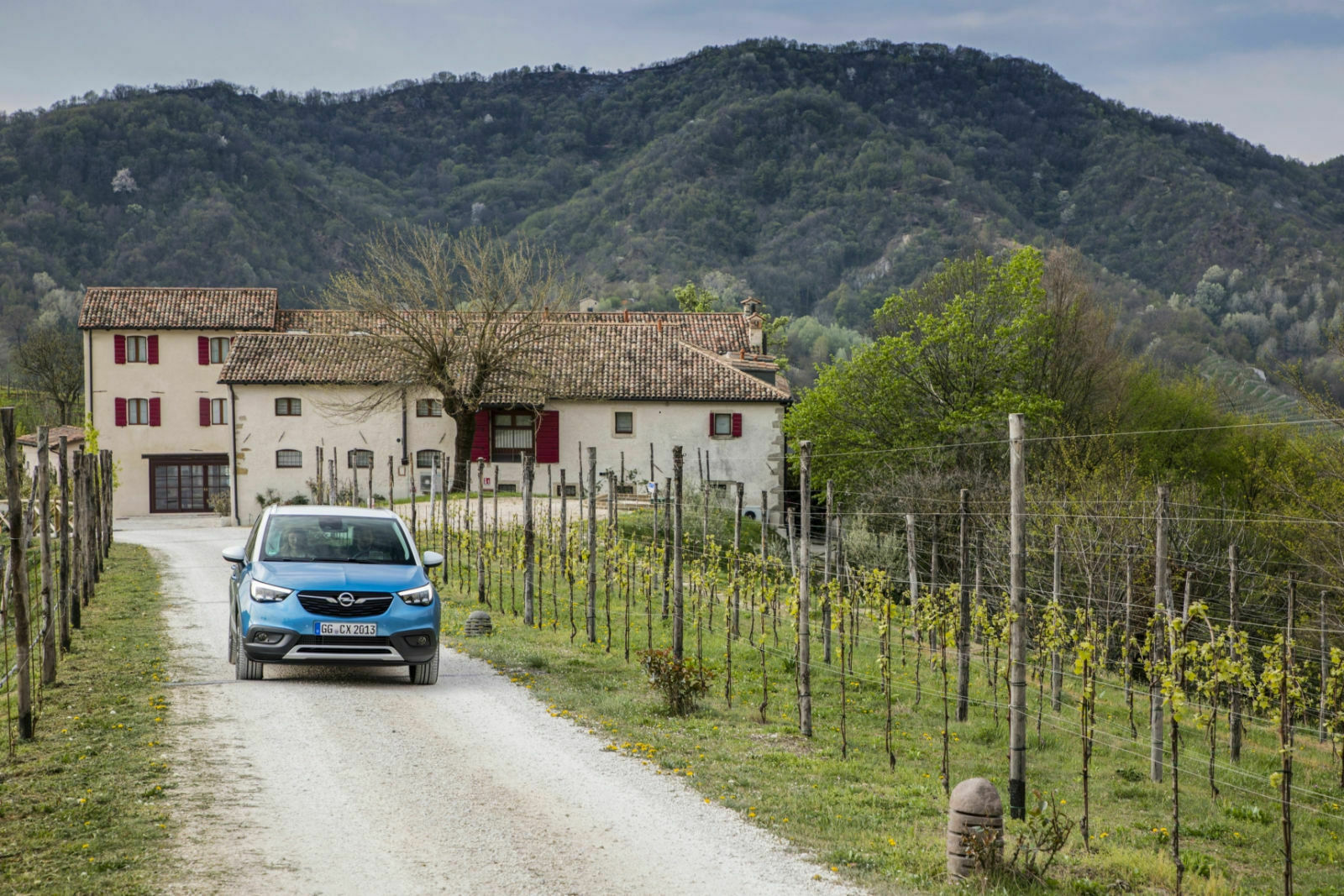 Kommt auf schmalen Wegen gut durch: 4,5 Zentimeter fehlen dem Crossland X im Vergleich zum Meriva B in der Breite