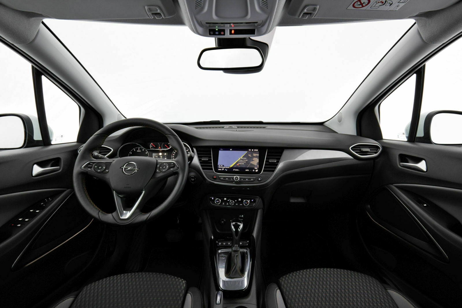 Opel Crossland X: Blick ins Cockpit. Die Kunststoffe unterscheiden sich etwas von der gewohnten Opel-Haptik, die Ergonomie nicht