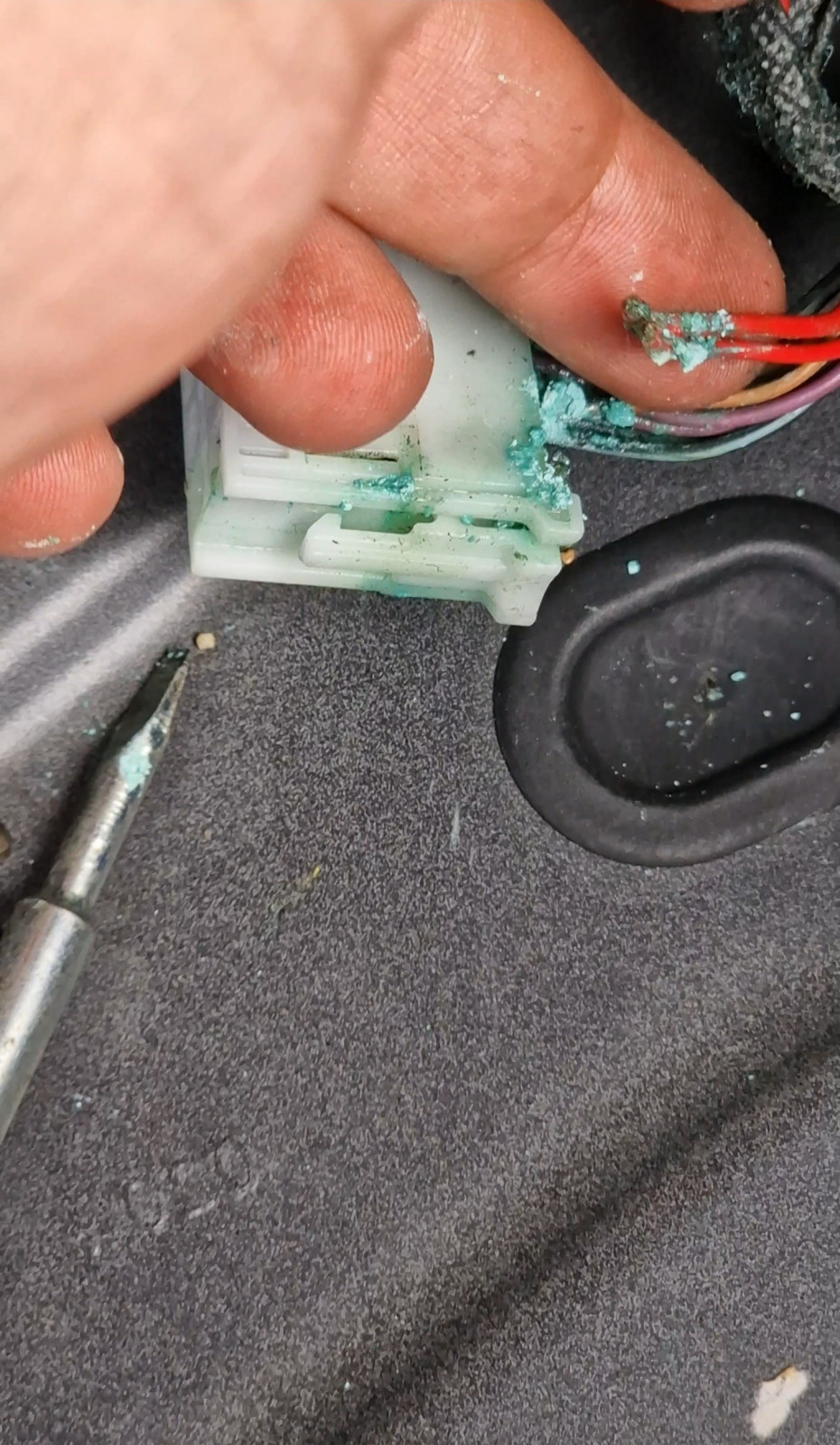 Im Kofferraum viel Wasser und die Stecker von sam modul zerquetscht