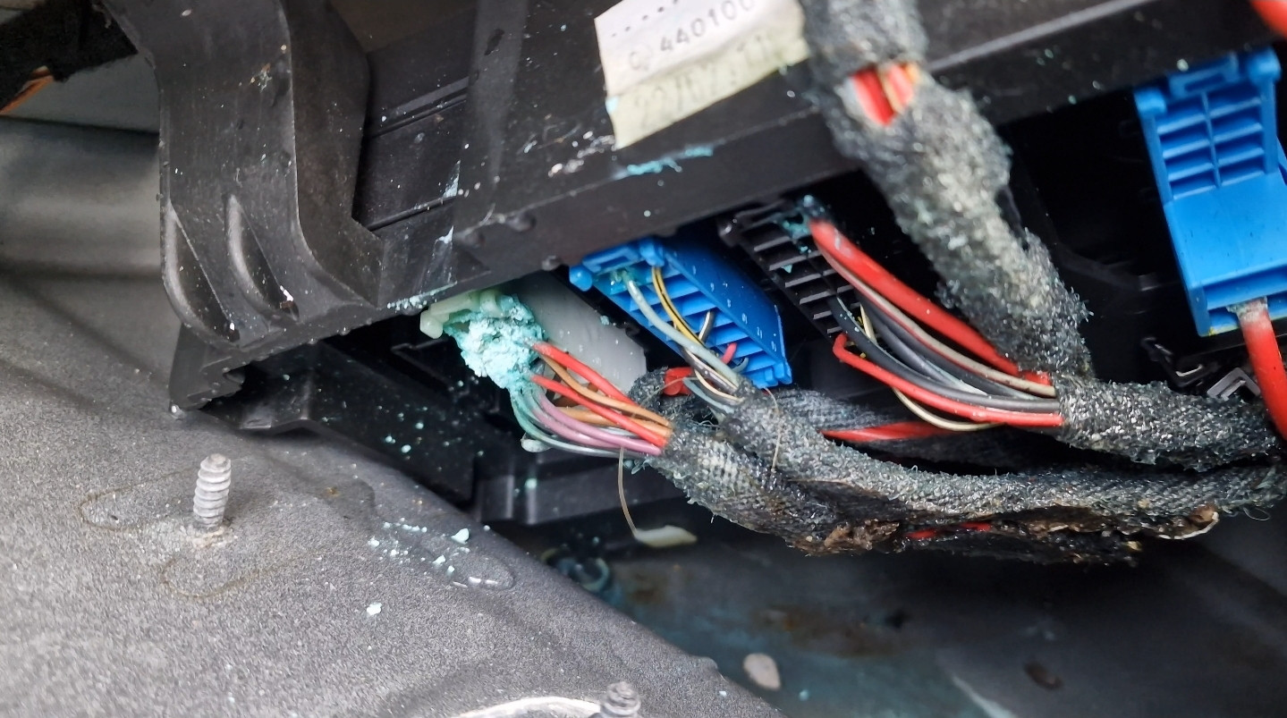 Im Kofferraum viel Wasser und die Stecker von sam modul zerquetscht