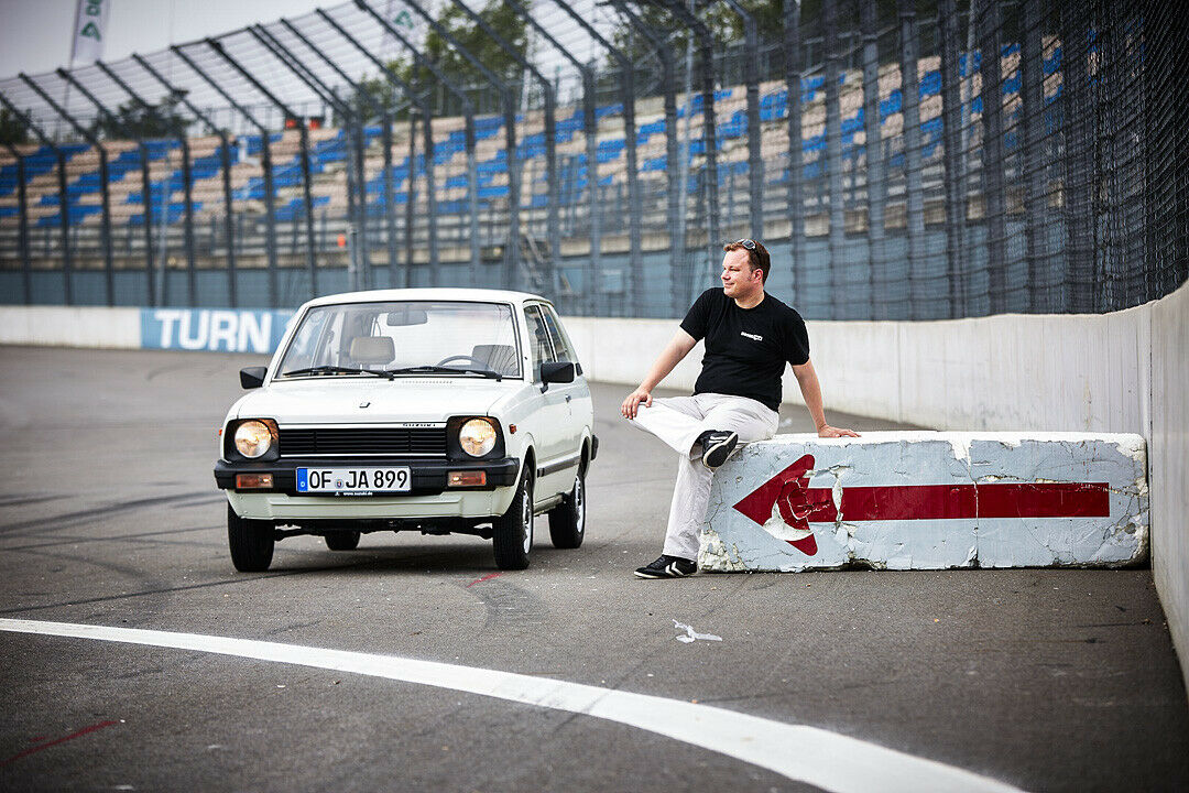 Auf der Rennstrecke wirkt das 40 PS starke Wägelchen etwas verloren. Aber da der erste Suzuki Alto so süß ist, haben wir gut darauf aufgepasst