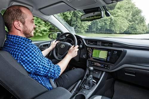 MOTOR-TALK-Redakteur Philipp Monse fuhr das Auris Facelift in Brüssel