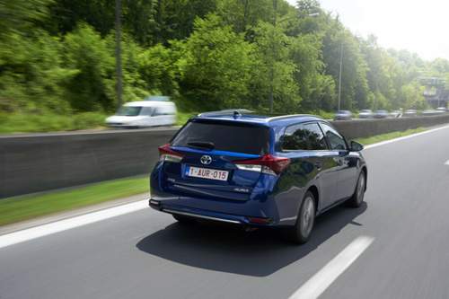 Zusätzlich zum neuen Benziner und zum Hybrid bietet Toyota einen neuen Diesel aus der Kooperation mit BMW an. Der 112 PS starke 1,6-Liter-Turbodiesel ersetzt den 2,0-Liter-Turbo (124 PS) und trinkt 4,1 l/100 km