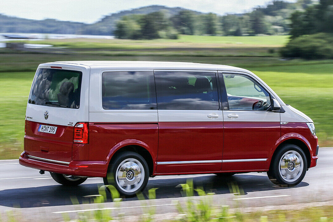 Äußerlich ändert sich beim VW T6 im Vergleich zum T5 nicht viel, dafür gibt es ein adaptives Fahrwerk und sparsamere Motoren