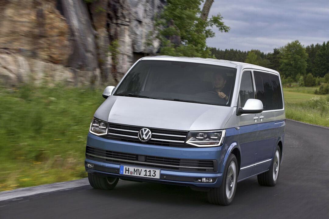 Im Sportmodus werden die Stoßdämpfer straffer und der T6 rollt flotter um die Kurven