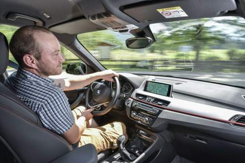 Philipp am Steuer des neuen BMW X1: Der Innenraum wurde komplett überarbeitet. Das Display steht jetzt frei über der Mittelkonsole