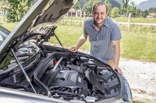 Mit der Umstellung auf die Frontantriebsarchitektur sitzen die Motoren des X1 quer im Motorraum. Das bringt viel Platzgewinn im Innenraum