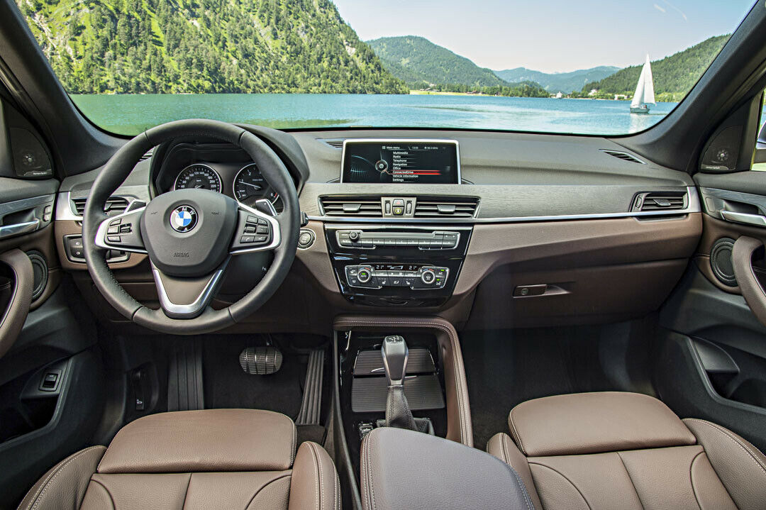 Alles neu: Der Innenraum des neuen BMW X1 wirkt frischer, wertiger. Nur das Lenkrad fiel im Test auf. Die Verarbeitung könnte hier besser sein
